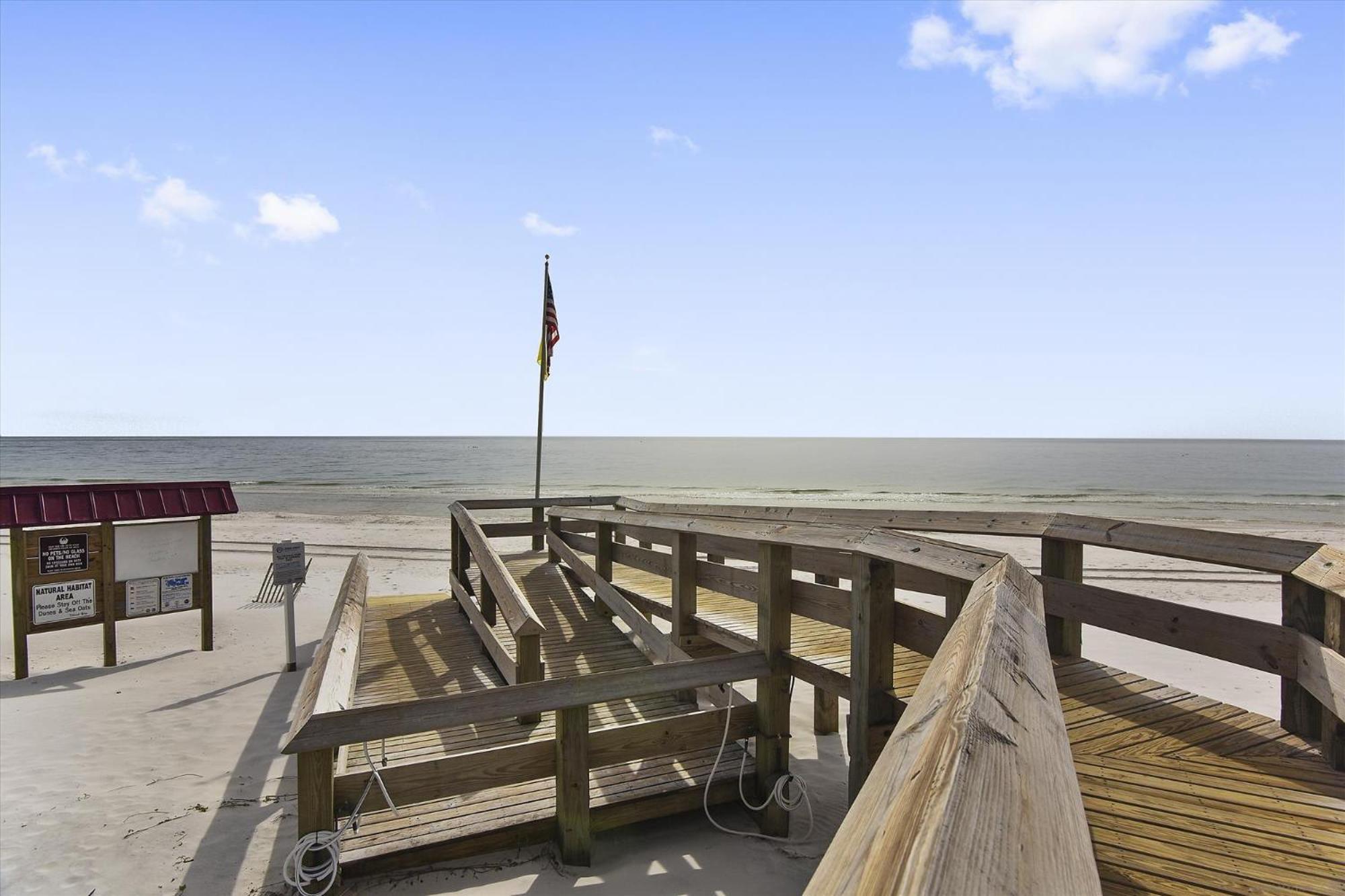 Phoenix Gulf Shores Unit 1702 Bilik gambar
